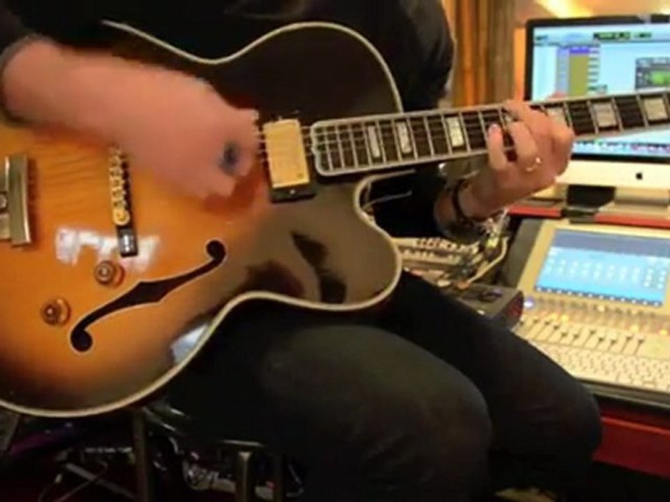 Pompe Manouche MINOR SWING avec le médiator Blue Magic sur Gibson L5