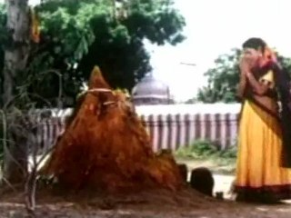 Thunaiyeruppal Bannari - Aamani Taking Blessings