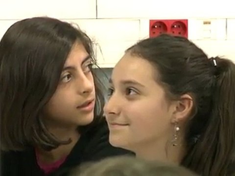 Remise aux collégiens des clés USB mises à leur disposition.