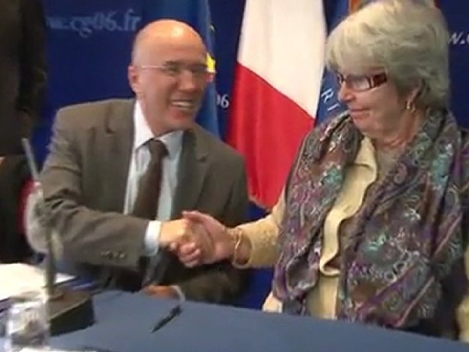 Signature des premiers contrats de travail de 7 heures pour les bénéficiaires du Revenu de Solidarité Active.
