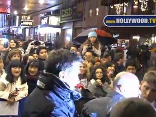 Download Video: Hugh Jackman greets fans at Broadhurst Theatre