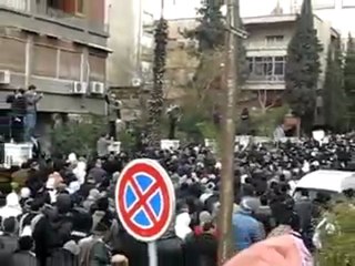 فري برس   تشييع شهداء المزة دمشق خلف السفارة الإيرانية 18 2 2012