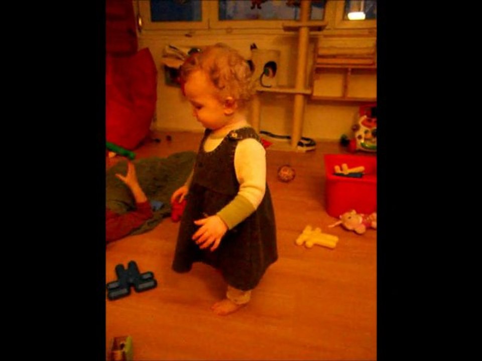 Loïse 11 mois et demi fait ses 1er pas.