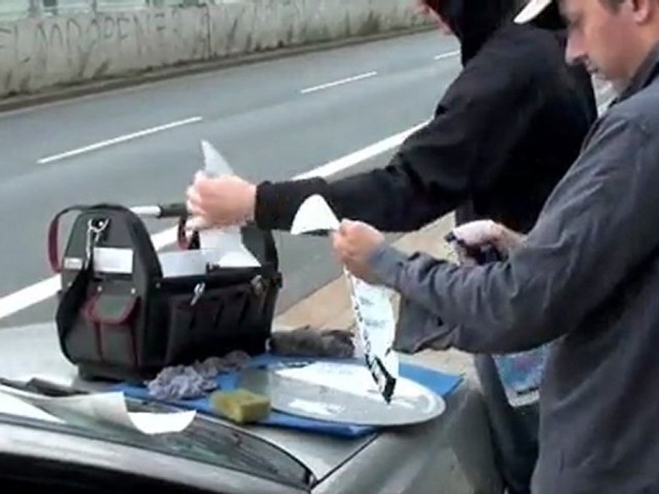 Autocollants collés à l'arrière des panneaux dans 50 langues, Borane Burchhardt Essen, 2010.