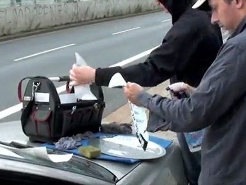 Autocollants collés à l'arrière des panneaux dans 50 langues, Borane Burchhardt Essen, 2010.