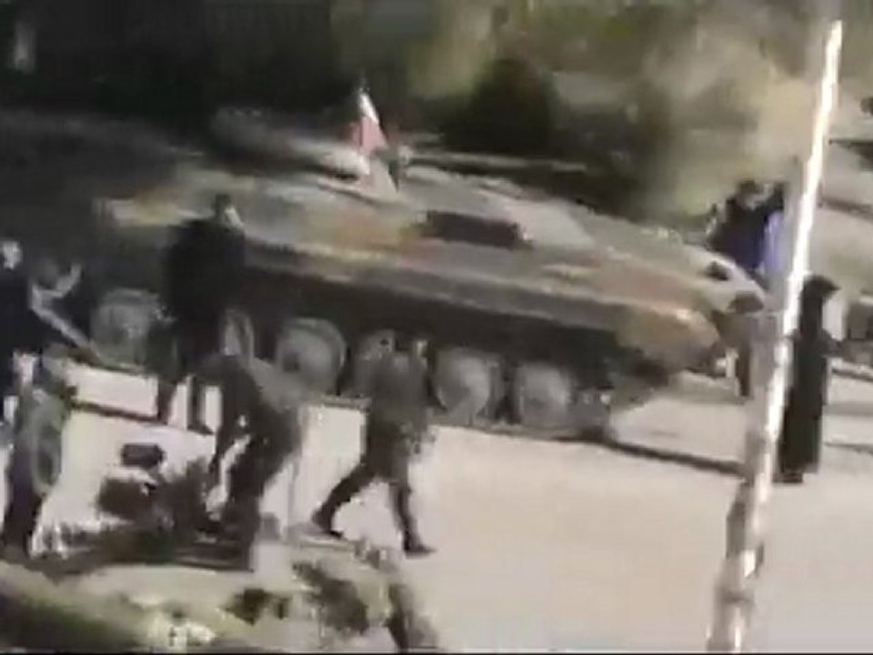 فري برس  ريف دمشق حمورية   انتشار الدبابات في ساحة حمورية 21 2 2012