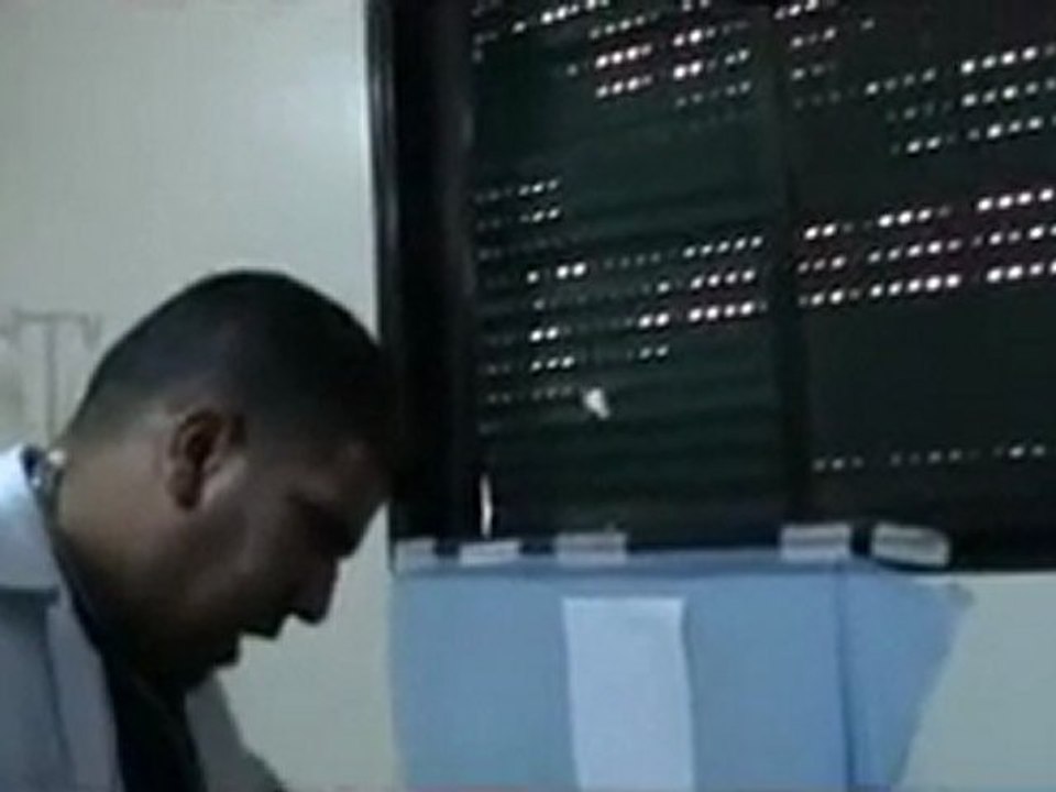 فري برس   حمص باباعمرو جريح نتيجة اصابته بشظايا صاروخ 20 2 2012