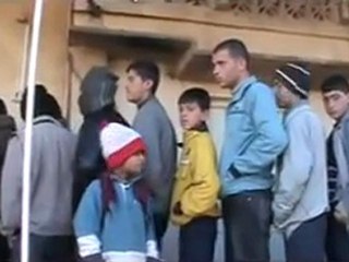فري برس   حمص الرستن معانات النازحين للحصول على الخبز 20 2 2012