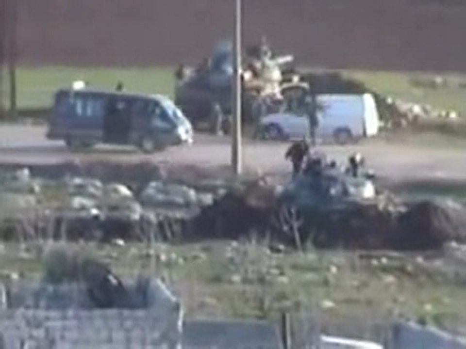 فري برس   حلب الاتارب   استنفار الجيش الأسدي عند مشاهدة المصور وقامو باطلاق النار عليه بعد أن هرب 20 2 2012