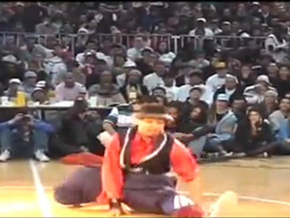 Bboy Junior got moves! Popping and Locking with style