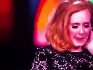 Adele enseña el anular al mejor estilo de M.I.A