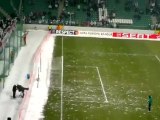 Les supporters de foot lancent des boules de neige sur le terrain !