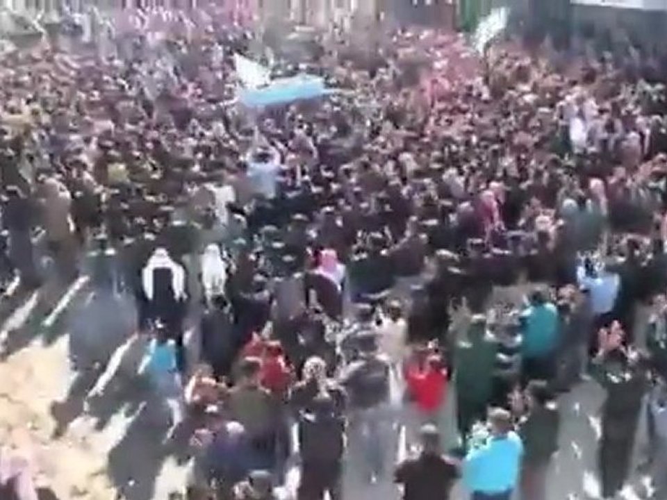 فري برس  حماه المحتلة  تشييع الشهيد الطفل علي حسن الحسن من قلعة المضيق21 2 2012