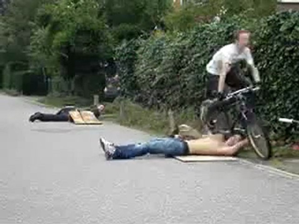 BMX roule sur la tête de son pote