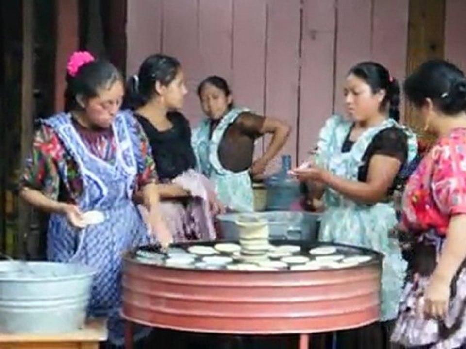 fabrication de tortillas de maïs à Chichicastenango