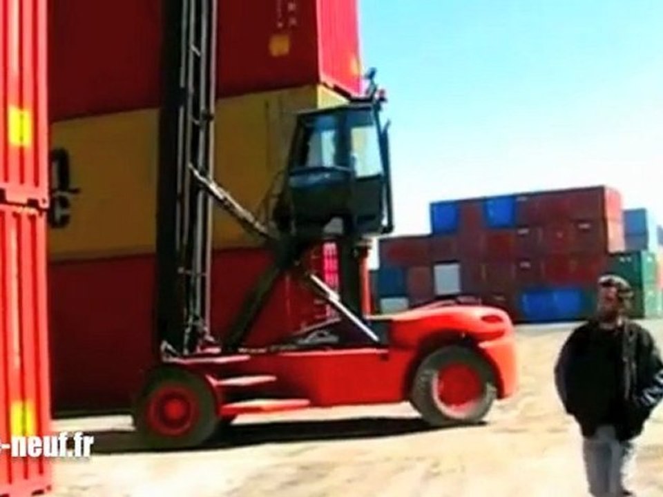 Régis déplace un container