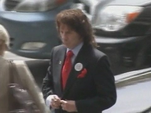 Lohan gets good marks, Adele gives the finger on stage