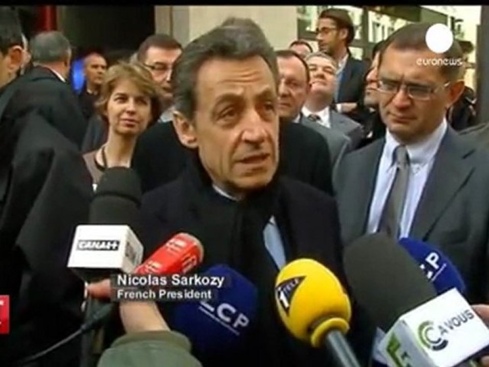 Scores die in Homs including journalists