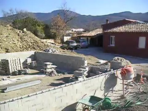 5ème rangée de parpaings terminée (18 fév 2012)