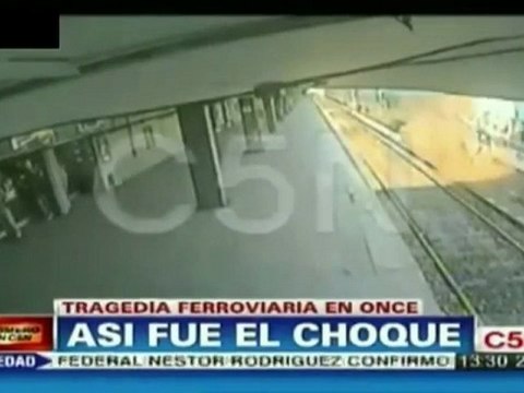Une caméra de surveillance montre l'accident de train de Buenos Aires