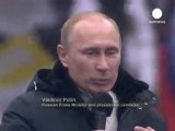 Putin se da un baño de multitudes el día del Defensor...