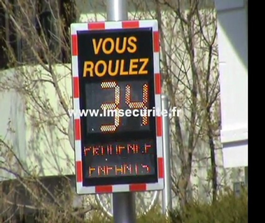 RADAR  PEDAGOGIQUE  PREVENTIF  LUMINEUX  DE  VITESSE  VIASIS  PLUS  VIATRAFFIC  GENEVE