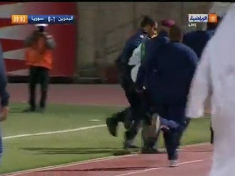 نزول مشجع سوري على ارض الملعب يرفع علم الاستقلال في مباراة بين البحرين وسوريا.