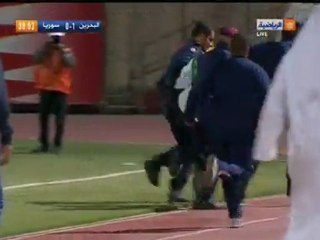 نزول مشجع سوري على ارض الملعب يرفع علم الاستقلال في مباراة بين البحرين وسوريا.