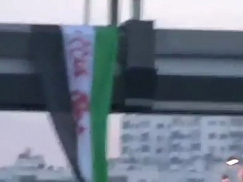 فري برس دمشق رفع علم الاستقلال على اتوستراد دمشق درعا 22 2 2012