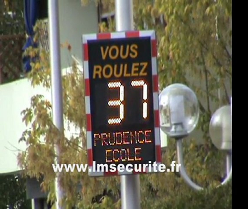 RADAR  PEDAGOGIQUE  PREVENTIF  LUMINEUX  DE  VITESSE  VIASIS  PLUS  VIATRAFFIC  SAVOIE