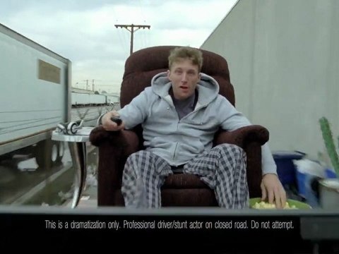 Pub: Téléspectateur perché sur le toit d’une voiture