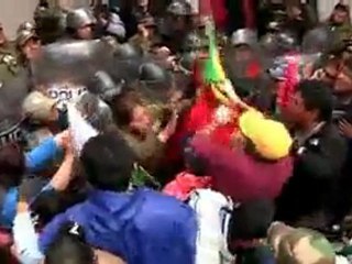 Bolivia’s disabled clash with police in La Paz