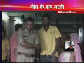 Dhoni Enjoys Meal In Dhaba