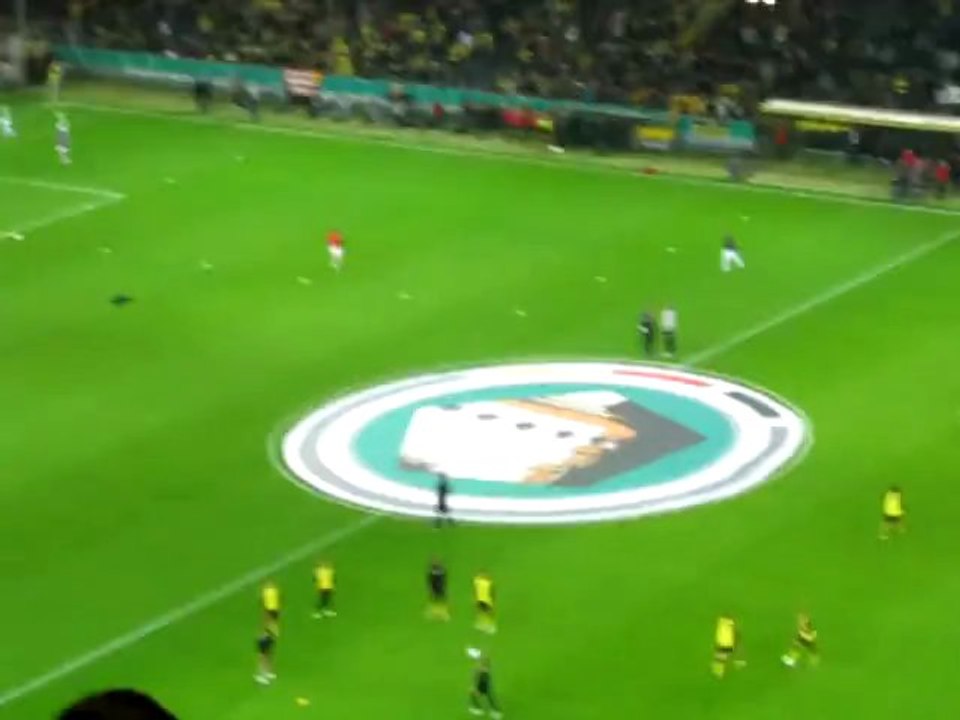 DFB-Pokal Borussia Dortmund - Dynamo Dresden BVB-Mannschaft macht sich warm