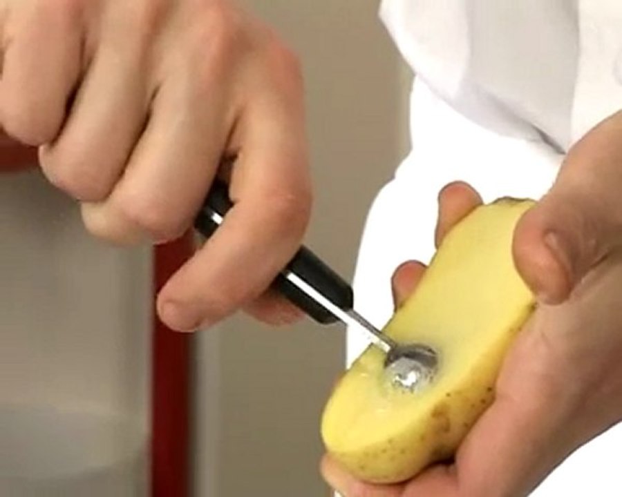 Technique de cuisine : Utiliser une cuillère à pomme parisienne