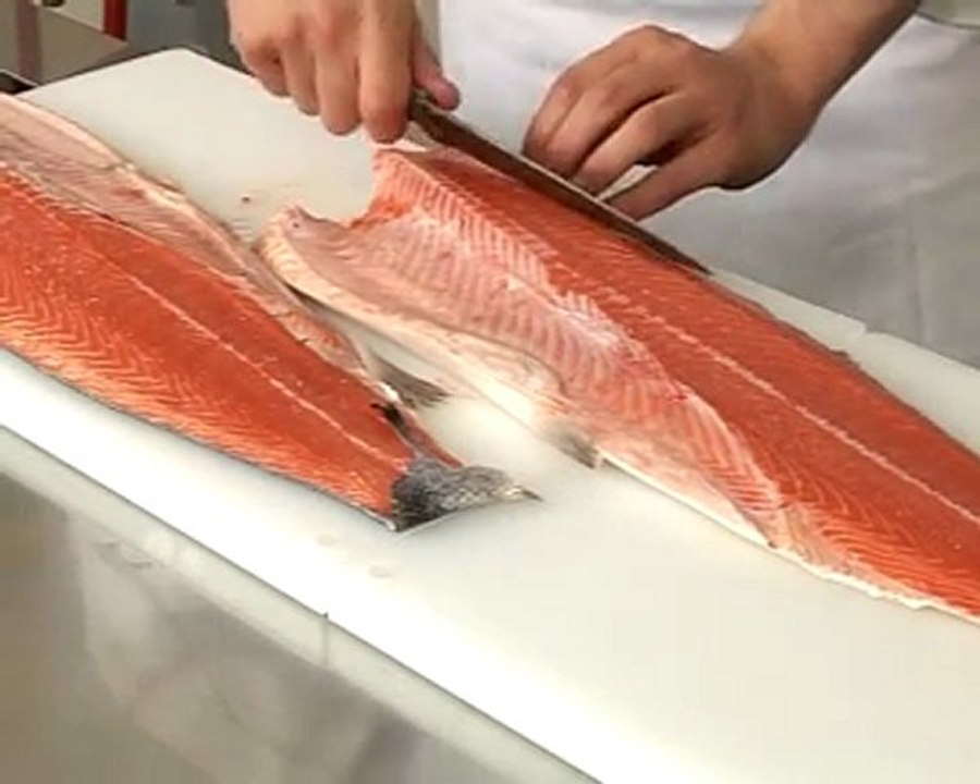 Technique de cuisine : Lever les 2 filets d'un saumon