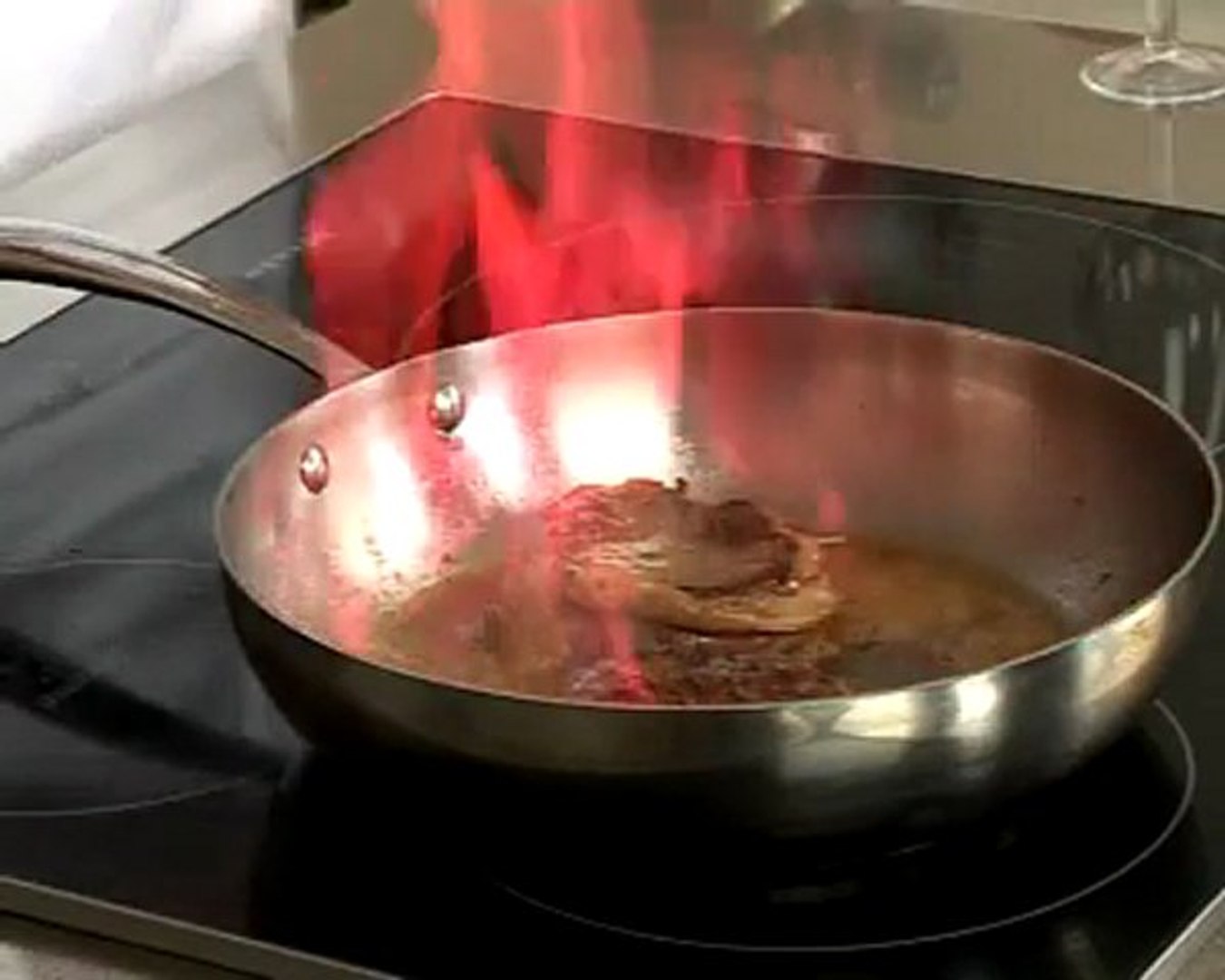 Technique de cuisine : Flamber un steak au poivre - Vidéo Dailymotion