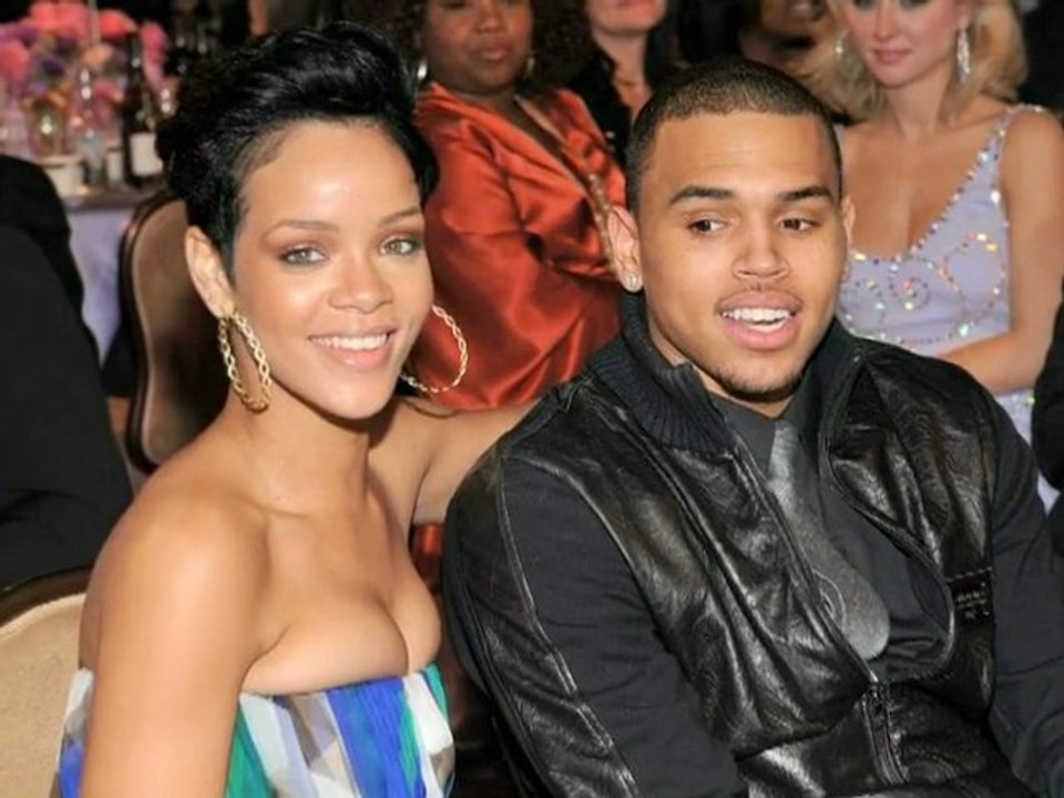 Chris Brown Steals A Fan's Phone? - Hollywood News
