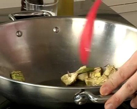 Recette de petits violets poêlés à cru, légumes bretons et pétales de tomates