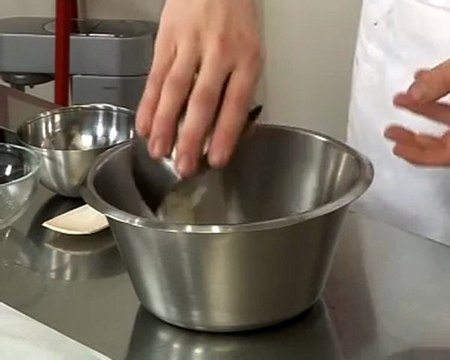 Recette de courgettes rondes aux légumes de printemps, crumble au vieux parmesan