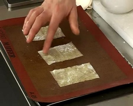 Recette de millefeuilles de filo caramelisée à la rhubarbe et à la framboise