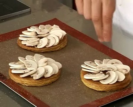 Recette de tarte fine croustillante à la tomate et champignons, jus de persil