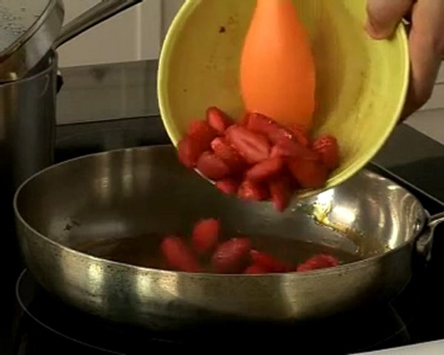 Recette de pêche pochée à la verveine, coulis de fraises fraîches