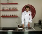 Technique de cuisine : Réaliser des copeaux de chocolat