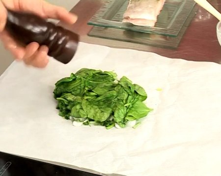 Recette de double darne de cabillaud en papillote et pousses d'épinard