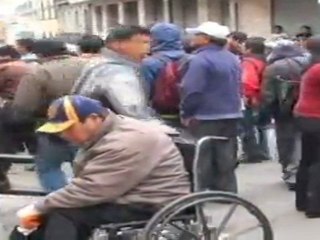 La marcha de discapacitados bolivianos acaba con violentos enfentamientos con la policía