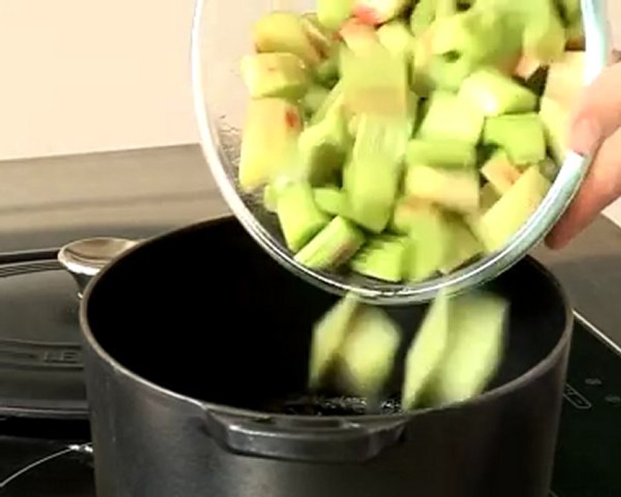 Recette de compote de rhubarbe, cannelle et crème fraîche