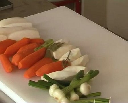 Recette de poularde pochée, jeunes légumes