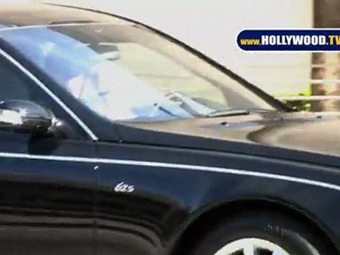 Charlie Sheen Returns to Warner Brothers