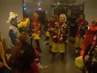 La bezu attitude chantent en chapelle!